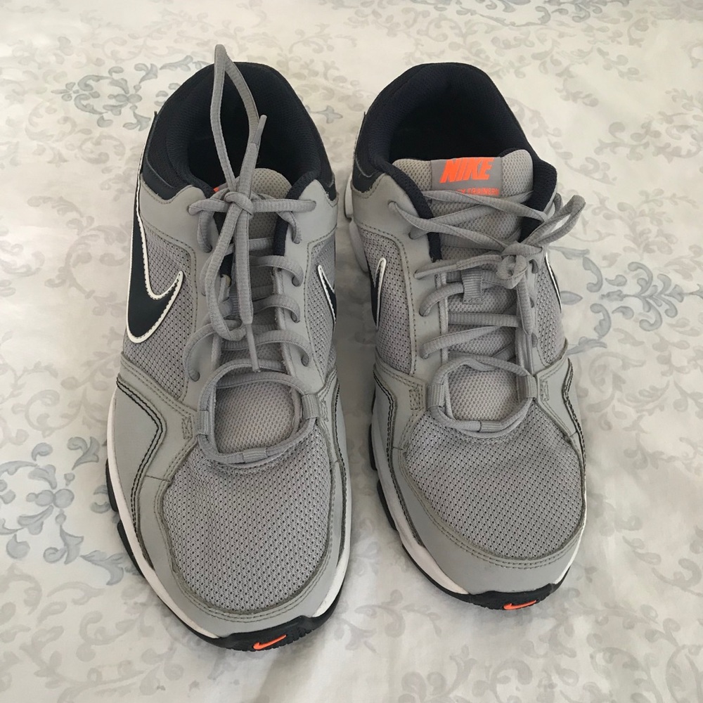 NIKE SIZE TEN MENS SNEAKERS